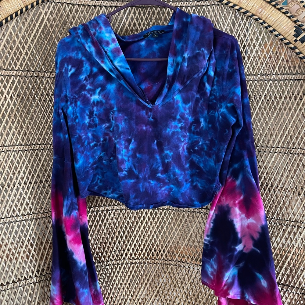 Vibrant Tie-Dye Women's Belle Sleeve Crop Top
